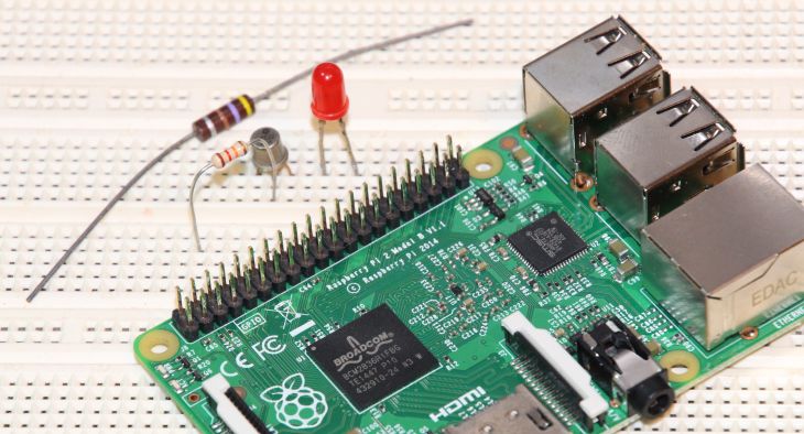Raspberry Pi + electronic components: LED, resistor and transistor